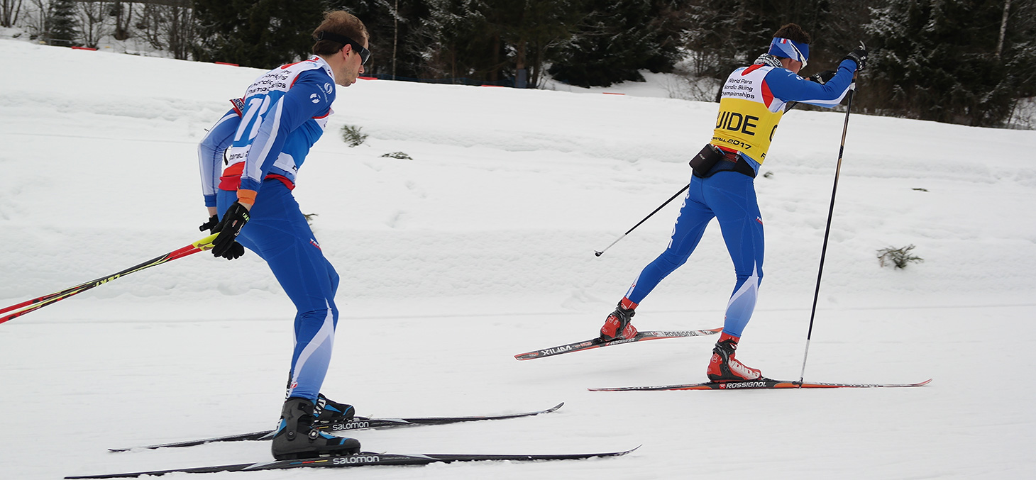 Simon Valverde, membre de l'équipe de France handisport, guide d’Anthony Chalençon, déficient visuel.
